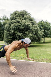 Sportlicher junger Mann beim Workout im Park - MGOF000492