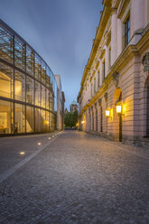 Deutschland, Berlin, schmale Kopfsteinpflasterstraße zwischen moderner und historischer Fassade des Deutschen Historischen Museums - NK000374