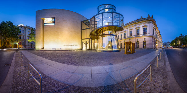 Deutschland, Berlin, Panoramablick auf das Deutsche Historische Museum in der Dämmerung - NK000375