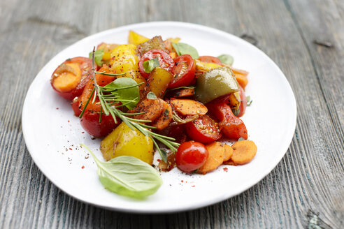 Teller mit veganen Antipasti - KSWF001547