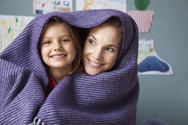 Porträt von Mutter und kleiner Tochter mit Wolldecke - RBF003383