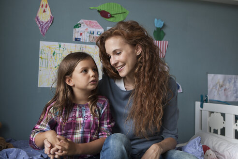 Porträt einer Frau mit ihrer kleinen Tochter im Kinderzimmer - RBF003406