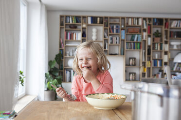 Porträt eines lachenden kleinen Mädchens, das Spaghetti isst - RBF003414