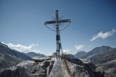 Österreich, Osttirol, Nationalpark Hohe Tauern, Gipfelkreuz am Medelzkogel - RHF001043