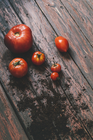 Tomaten auf hölzernem Hintergrund, lizenzfreies Stockfoto