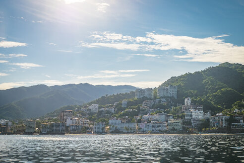 Mexiko, Sonne über Puerto Vallarta vom Meer aus gesehen, Banderas Bay - ABAF001894