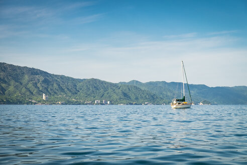 Mexiko, Puerto Vallarta, Banderas Bay, Segelboot - ABAF001895