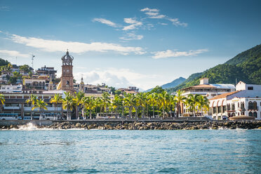 Mexiko, Jalisco, Puerto Vallarta mit Malecon und Kirche Our Lady of Guadalupe, vom Meer aus gesehen - ABAF001897