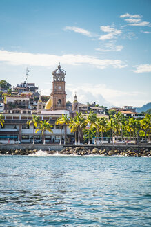 Mexiko, Jalisco, Puerto Vallarta vom Meer aus gesehen, mit Turm der Kirche Our Lady of Guadalupe - ABAF001898