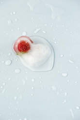 Herzförmige Eiswürfel mit Erdbeere - MYF001126
