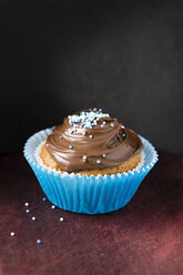 Cupcake mit Schokoladencreme und Zuckerperlen - MYF001135