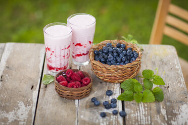 Himbeer-Milchshake im Glas, Blaubeeren und Himbeeren - KSWF001550