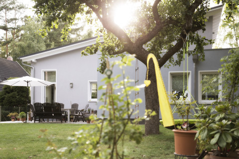 Deutschland, Eggersdorf, Bungalow und Garten, lizenzfreies Stockfoto