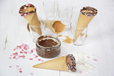 Eistüten, Schokoladen- und Kokosnussflocken, Zuckerherzen - YFF000448