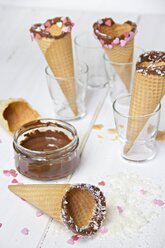 Eistüten, Schokoladen- und Kokosnussflocken, Zuckerherzen - YFF000449