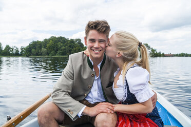 Deutschland, Bayern, junges Paar sitzt in einem Ruderboot auf dem Staffelsee - TCF004857