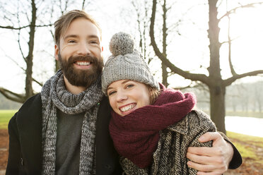 Happy couple strolling in autumn - PESF000136