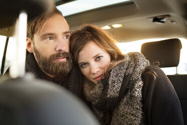 Portrait of couple in a car - PESF000144