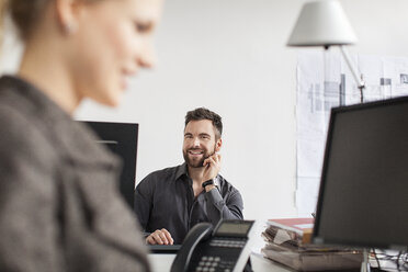 Mann im Büro schaut Frau an - PESF000090