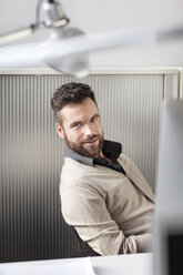 Selbstbewusster Mann im Büro am Schreibtisch - PESF000093