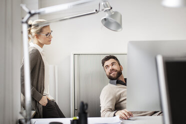 Zwei Kollegen im Büro - PESF000098