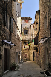 Kroatien, Trogir, Enge Gasse in der Altstadt - BTF000336
