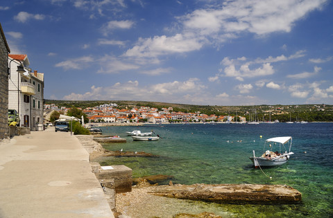 Kroatien, Primosten, Blick auf das Adriatische Meer von der Strandpromenade, lizenzfreies Stockfoto