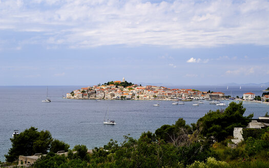 Kroatien, Primosten, Blick über das Adriatische Meer - BTF000349