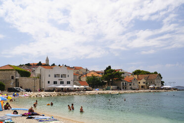 Kroatien, Primosten, Menschen beim Baden im Adriatischen Meer - BTF000350