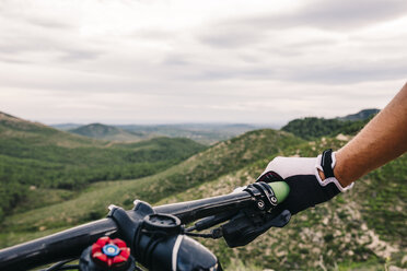 Spanien, Tarragona, Mountainbiker im extremen Gelände, Nahaufnahme des Lenkers - JRFF000012