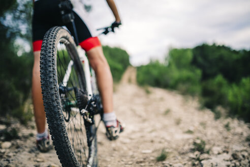 Spanien, Tarragona, Mountainbiker im extremen Gelände, Tiefschnitt, Rückansicht - JRFF000013