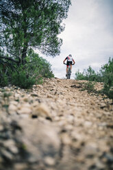 Spanien, Tarragona, Mountainbiker im extremen Gelände, Rückansicht - JRFF000014