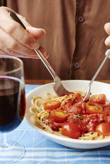Mann isst Spaghetti mit Tomatensauce, Nahaufnahme - HAWF000845