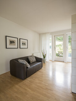 Modernes Wohnzimmer mit Ledercouch - LAF001484