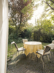 Gartentisch und Stühle auf der Terrasse - LAF001488