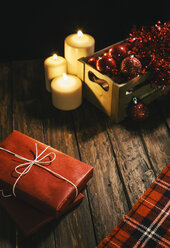 Weihnachtsdekoration mit brennenden Kerzen und karierter Decke - AKNF000023