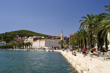 Croatia, Split, waterfront promenade at city harbor Riva - BTF000355