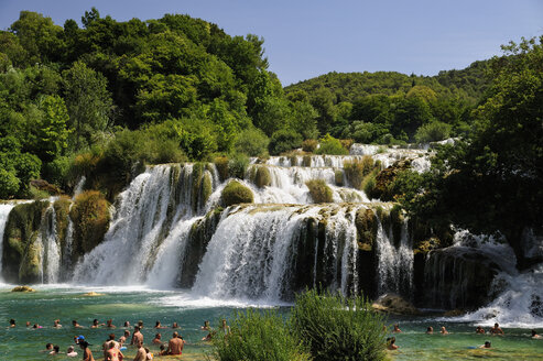 Kroatien, Krka-Nationalpark, Skradinski buk, Touristen beim Baden im Pool am Wasserfall - BTF000381