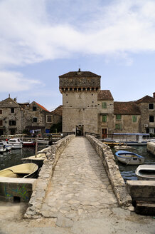 Kroatien, Kastela, Kastel Gomilica, Insel Gomile, Brücke - BTF000383