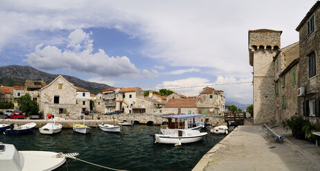 Kroatien, Kastela, Kastel Gomilica, Insel Gomile, Hafen - BTF000385