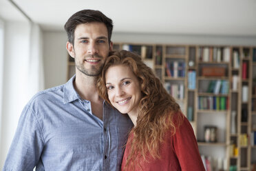 Portrait of smiling couple at home - RBF003500