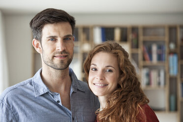 Portrait of smiling couple at home - RBF003501