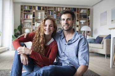 Portrait of smiling couple relaxing at home - RBF003514