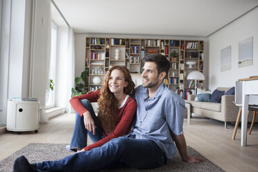 Smiling couple relaxing at home - RBF003516