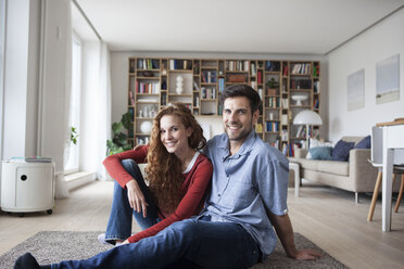 Portrait of smiling couple relaxing at home - RBF003517