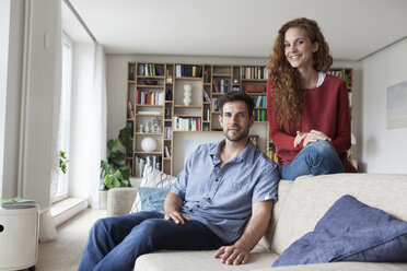 Relaxed couple at home on couch - RBF003527