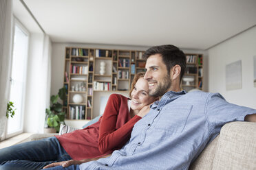 Relaxed couple at home on couch - RBF003532