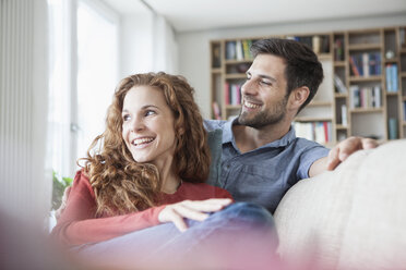 Relaxed couple at home on couch - RBF003540