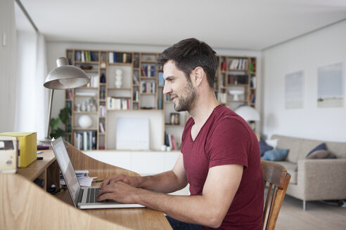 Man at home using laptop - RBF003550
