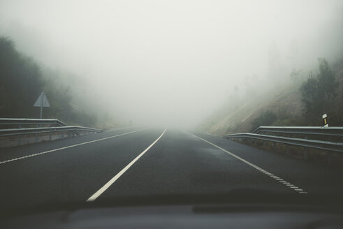 Spanien, Blick vom Auto auf die leere Straße bei Nebel - RAEF000367